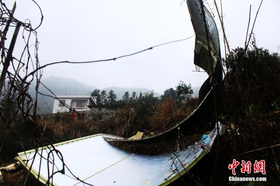 12月29日凌晨，中国“高分四号”卫星整流罩残骸陨落江西遂川县左安镇瓜塘村牛塘组山区。事后，江西遂川县人武部立即派人赶往现场，对整流罩实行现场保护，正等待上级有关部门前来回收处置。此外还有火箭发动机等设备残骸坠入贵州地区。中新社记者 李建平 摄