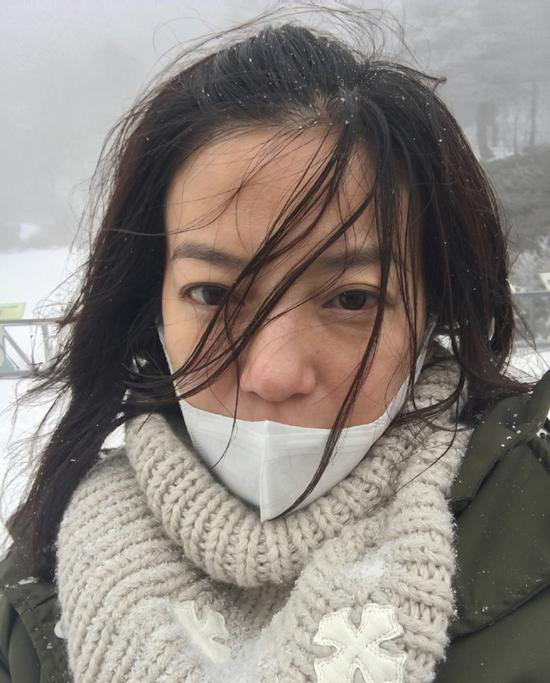 赵薇晒自拍 中新网12月28日电 28日,赵薇在微博晒出在冰天雪地中的素颜自拍。照片中,赵薇戴着口罩围脖,头发散乱,面色憔悴,头上和衣服上都有雪迹。同时,她还留言称:“走进水墨画,尽在诗意中,冷亦是一种情调。” 微博发出后网友纷纷留言,“看着你我都冷”,“不美颜的明星现在几乎没有了,给你赞”,“冻得双眼皮都更明显了”。