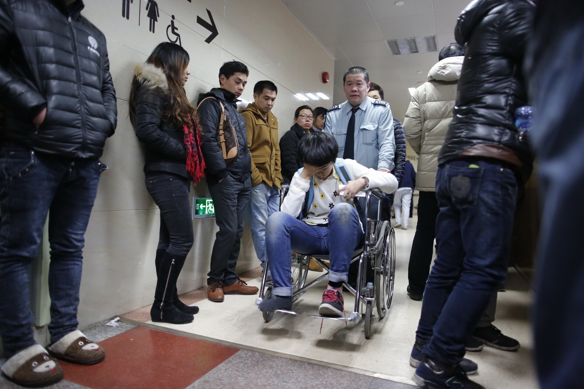 上海外滩踩踏事故伤者被送医院治疗-中国学网