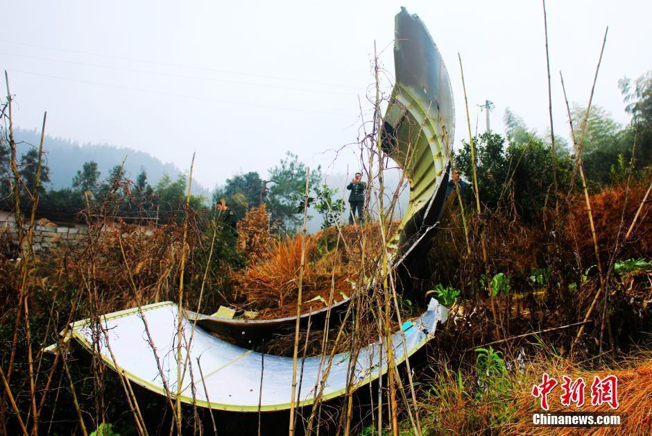 12月29日凌晨，中国“高分四号”卫星整流罩残骸陨落江西遂川县左安镇瓜塘村牛塘组山区。事后，江西遂川县人武部立即派人赶往现场，对整流罩实行现场保护，正等待上级有关部门前来回收处置。此外还有火箭发动机等设备残骸坠入贵州地区。中新社记者 李建平 摄