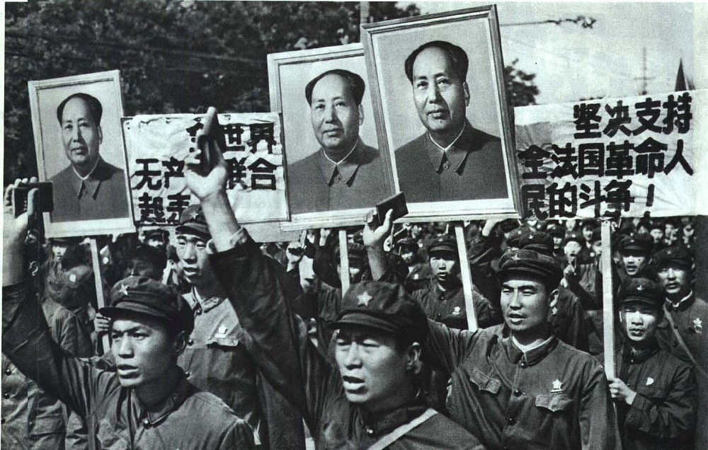 20世纪60年代是革命浪潮席卷全球的10年。不论赞成还是反对革命的人都承认，在60年代末有两个“革命的中心”，一个是北京，文化大革命正如火如荼；另一个是巴黎，在1968年爆发了震撼世界的“五月风暴”，被许多人称之为“西方的文化革命”。图为1968年中国工农兵学游行支持法国学生运动。