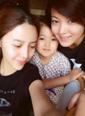 谢雨欣与两女儿合影