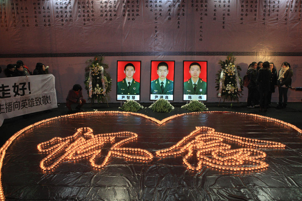 消防员救人一幕:至死保持救人姿势 - 4G视界