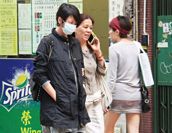  梁咏琪外出做产检 黑衣遮孕肚