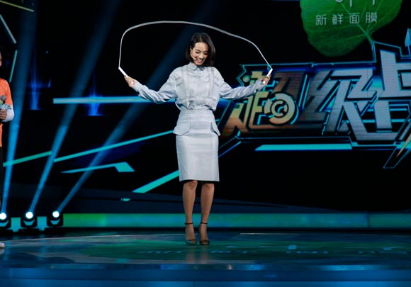 《超级战队》朱丹穿高跟鞋跳绳(图)