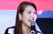 何洁台上大笑显圆脸