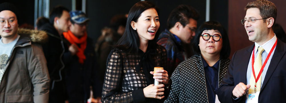 林志玲穿透视裙现身上海 引男子侧目