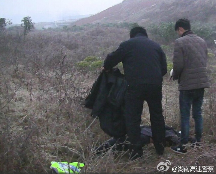 湖南:交警脱下警服大衣守护伤者-中国学网-中国