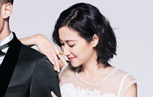 徐静蕾披婚纱拍大片