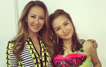 何洁李玟合影似姐妹