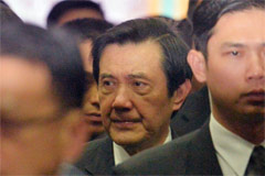 马英九含泪出席空难公祭仪式画面