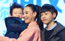 张柏芝面色红润大谈育儿经