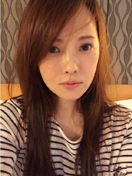 明星  即将与秦昊北京大婚的伊能静近日更新微博:"晚安,醒来后北京见