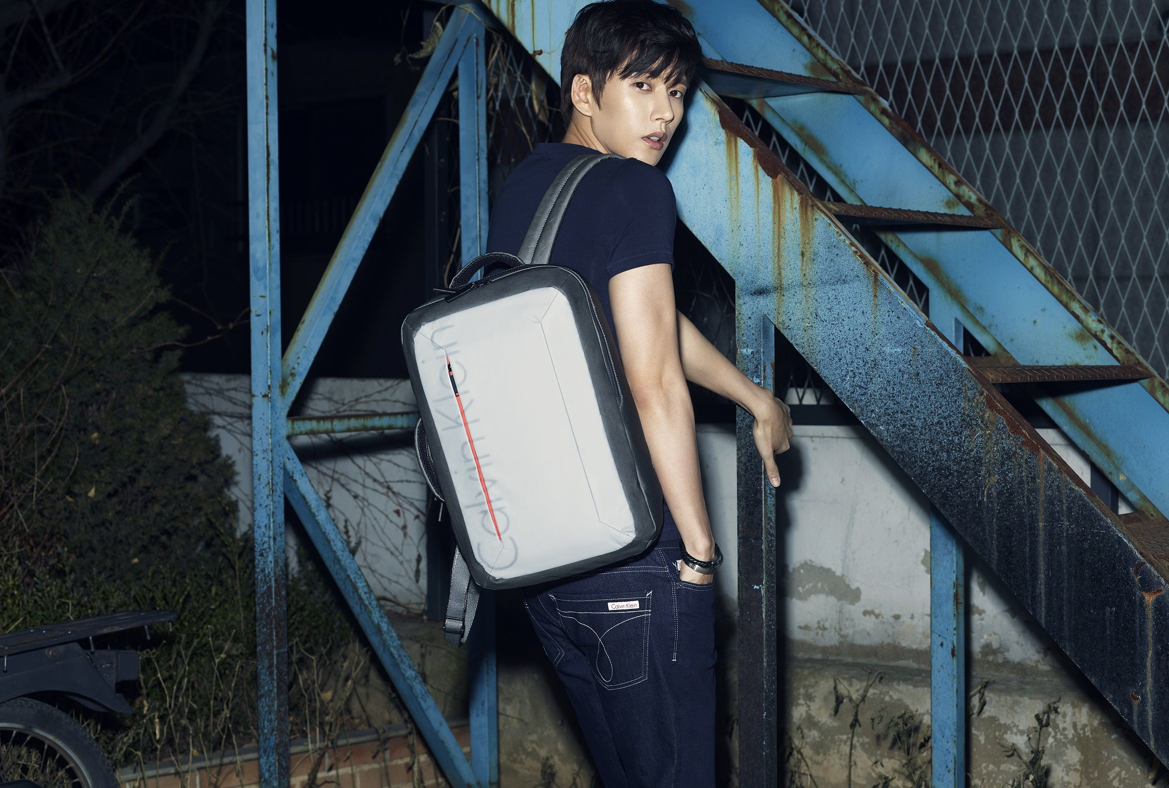 朴海镇以CALVIN KLEIN JEANS造型登3月韩版GQ|GQ|朴海镇_凤凰时尚