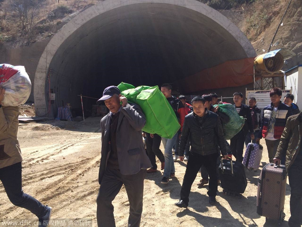 农民工因被拖欠工资无钱买票 徒步回家过年 - 