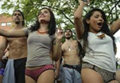 哥伦比亚无裤日男女秀肉体


