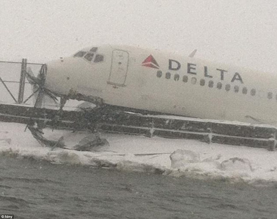 美国一架客机因大雪冲出跑道