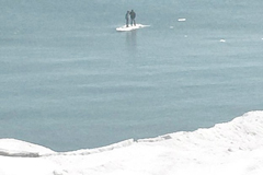 美国青年因冰块碎裂被困湖中
