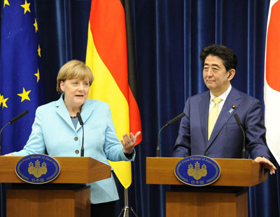 实拍：默克尔2天3次敲打日本 安倍尴尬挤笑脸