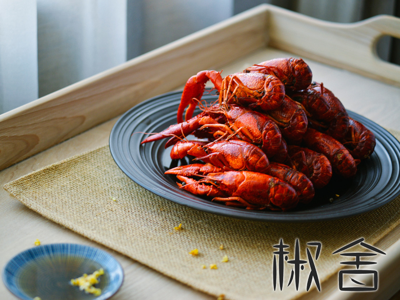 小龙虾色泽美妙诱人，入口辣、麻、甜、鲜、咸五种味道冲击着味蕾。