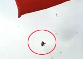 实拍：5岁男孩被巨大风筝拖至高空摔落