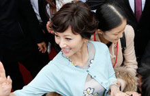  61岁赵雅芝穿少女裙