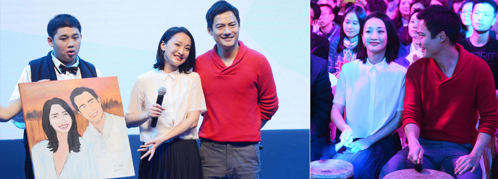 周迅穿露腰装“孕”味十足 老公甜蜜呵护 