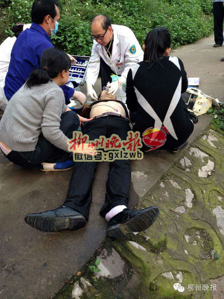 广西:一对情侣两天内先后跳桥殉情 图为急救人员现场抢救.
