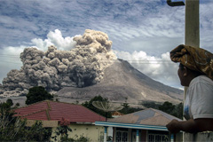 印尼火山喷发一幕