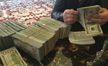 	
一土豪着急买房等不及兑换人民币 捧33万美金现钞买房
