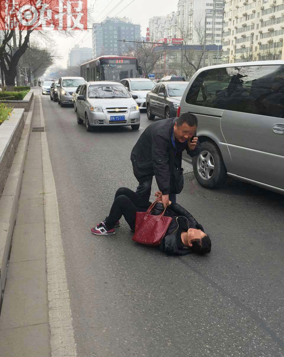 女贼偷车被抓后跪地求饶一幕 被抓女子在地上耍赖.