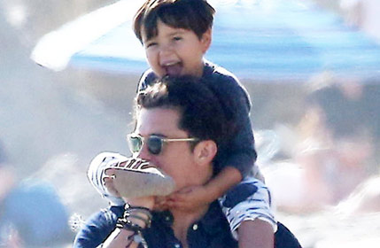 奥兰多背宝贝儿子 遭脚丫戏弄  