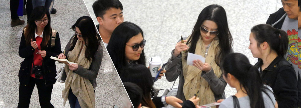 刘亦菲休闲装扮出机场 遭粉丝围堵索签名 