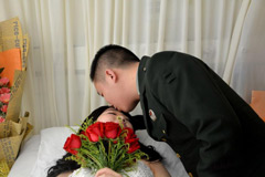 消防战士与患癌未婚妻病房拍婚纱照