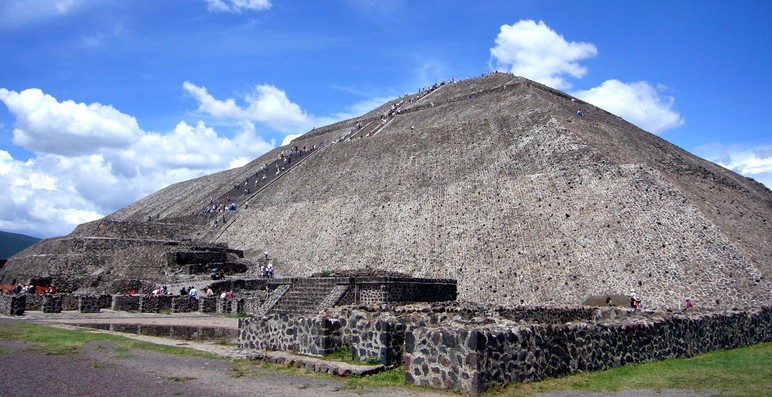 外媒:墨西哥阿兹特克金字塔下发现水银河