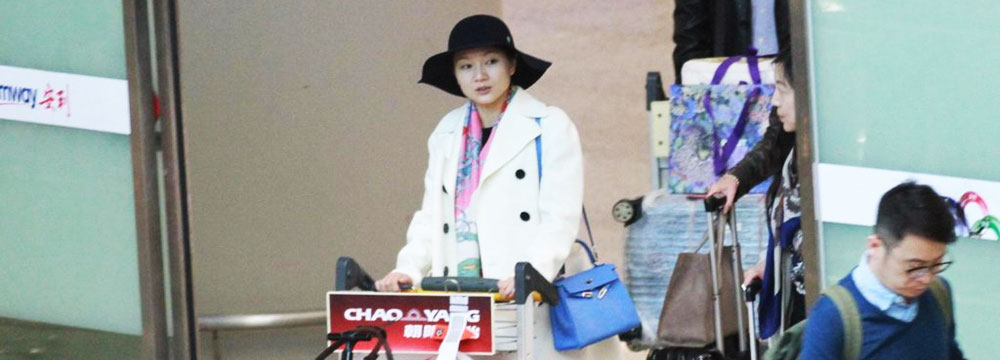  张艺谋妻子陈婷低调现身 入住外滩豪华酒店  