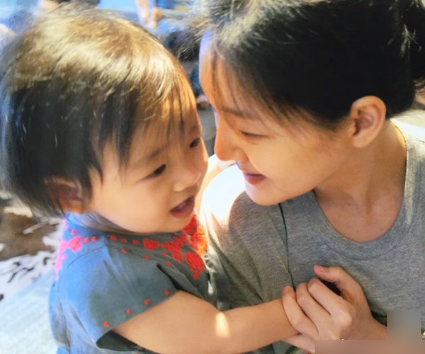  大S晒 与女儿 合影  两人牵手 温馨 对视(图) |大S|玥