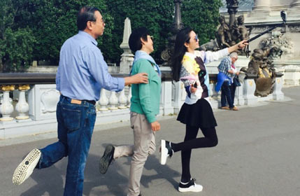 李冰冰一家巴黎自拍停不下来 