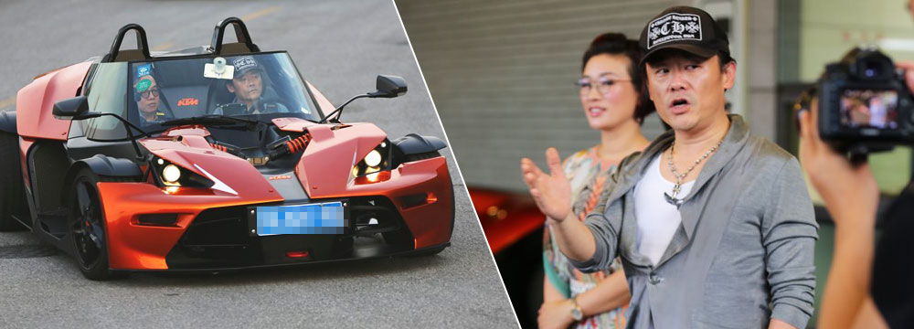  周立波开百万豪车参加演出 富豪娇妻雍容华贵 