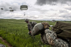 美军在科索沃空降演习照片