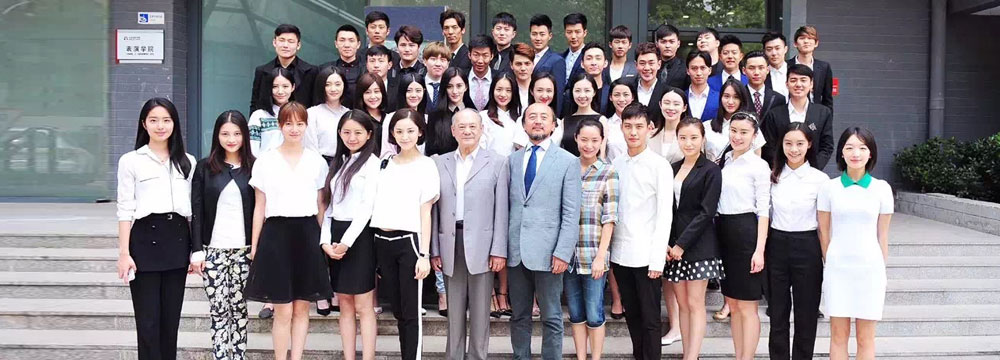  周冬雨晒北影毕业照 与男友俏皮“合影”小秀恩爱 