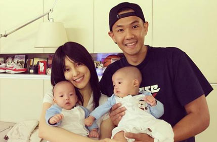 黑人晒全家福 范范疑戴假发  