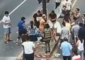 新郎被绑红绿灯扔鸡蛋闹婚 女子持浴巾解围