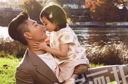 李小鹏奥莉亲亲画面暖心 