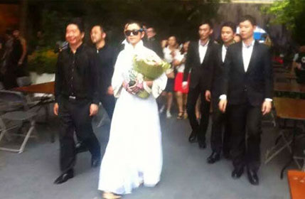 杨丽萍一袭白衣现身活动 众人簇拥  