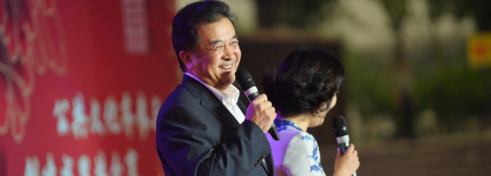 黄宏卸任八一厂厂长后公开亮相 笑容满面  