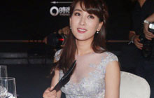 马苏穿透视礼服秀身材