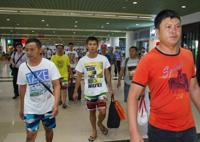 9名被菲抓扣中国渔民获释回国