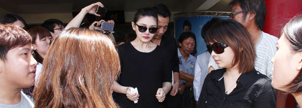 安钧璨悼念会举行 大小S等众星现身送别