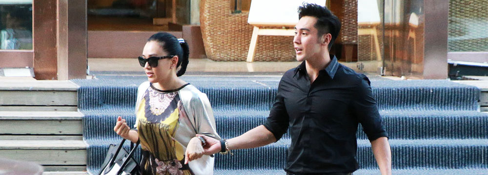   钟丽缇录节目疑假戏真做 与小12岁内地男星挽手现身   